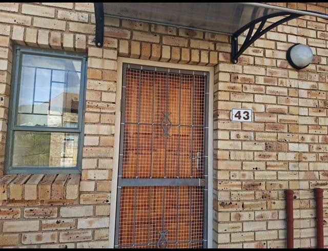 2 BEDROOM TOWNHOUSE FOR SALE IN ROODEKRANS
